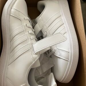 Adidas Kids triple white grand court size 3Y NEW IN BOX